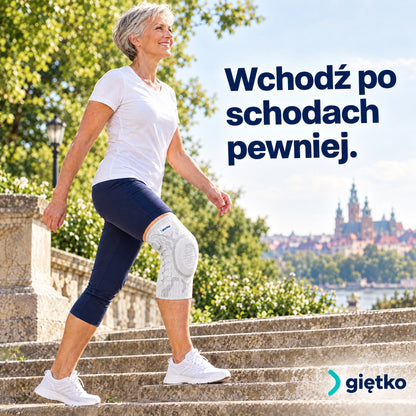 Kobieta wchodzi po schodach w opasce Giętko
